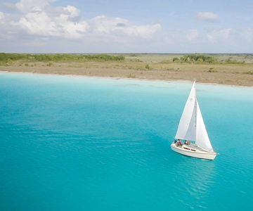Bacalar: Passeio de barco em grupo com natação e bebidas
