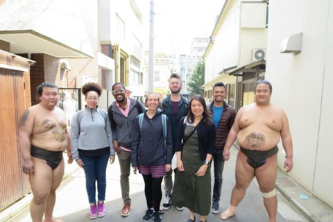 Tokyo: Tour degli allenamenti mattutini di sumo con posti a sedere sul ring