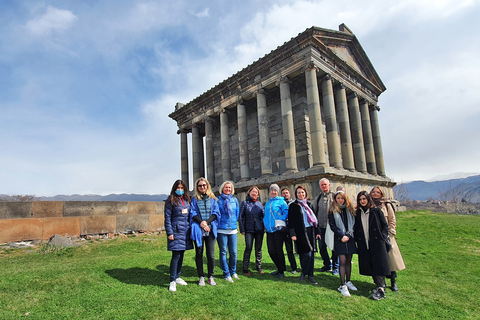 Ereván: Excursión a Garni, Geghard y el lago Sevan con cocción de Lavash