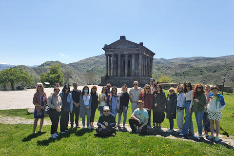 Ereván: Excursión a Garni, Geghard y el lago Sevan con cocción de Lavash