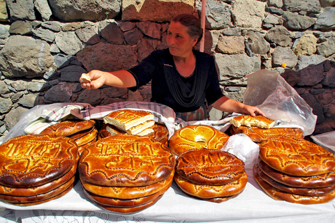 Ereván: Excursión a Garni, Geghard y el lago Sevan con cocción de Lavash