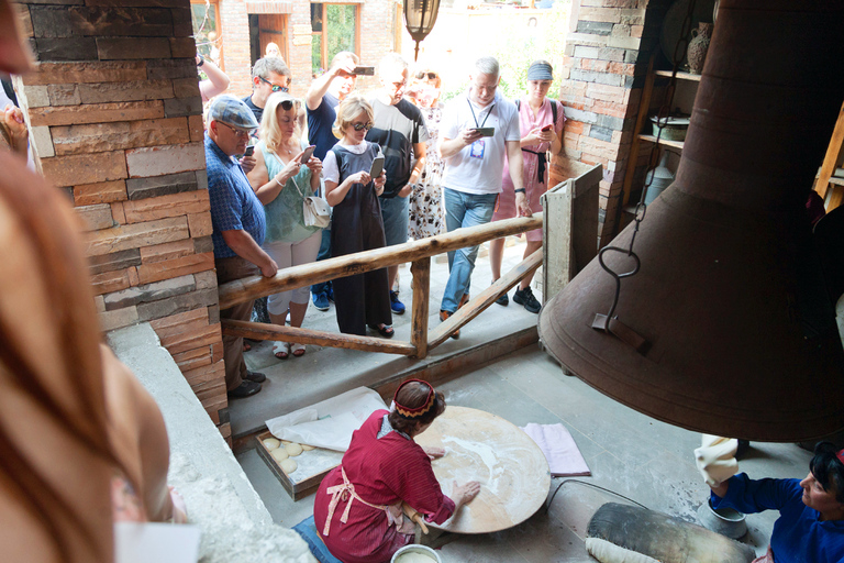 Erevan : Visite de Garni, Geghard et du lac Sevan avec cuisson de Lavash