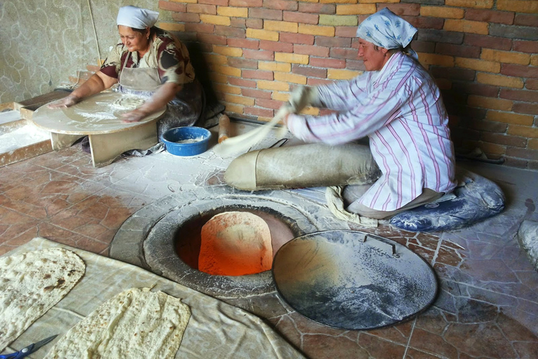 Erevan : Visite de Garni, Geghard et du lac Sevan avec cuisson de Lavash