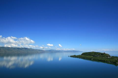 Ereván: Excursión a Garni, Geghard y el lago Sevan con cocción de Lavash