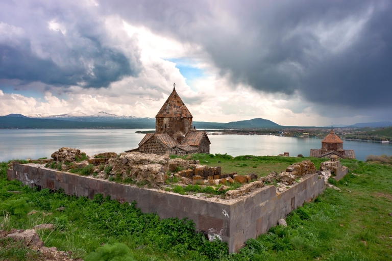Ereván: Excursión a Garni, Geghard y el lago Sevan con cocción de Lavash