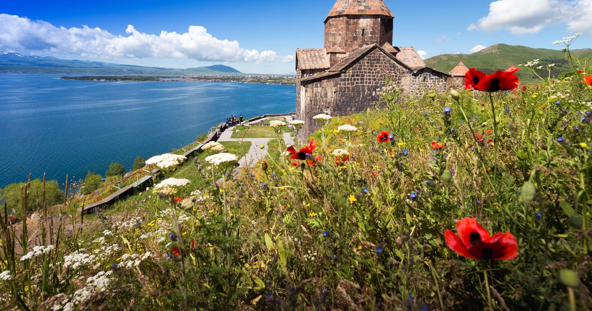 Da Yerevan: Tour guidato di Tsaghkadzor e del lago Sevan | GetYourGuide