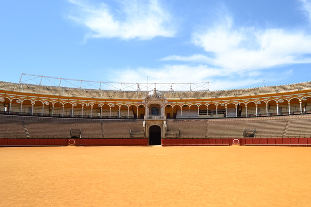 Seville: Plaza de Toros and Barrio Santa Cruz Tour