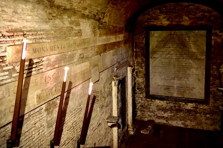 Roma: tour por los templos subterráneos de la basílica de San ClementeTour para grupos pequeños