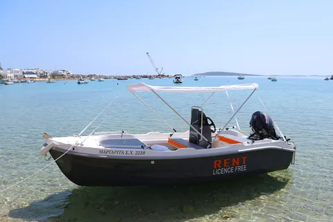 Paros : journée complète de location de petits bateaux avec conduite autonome