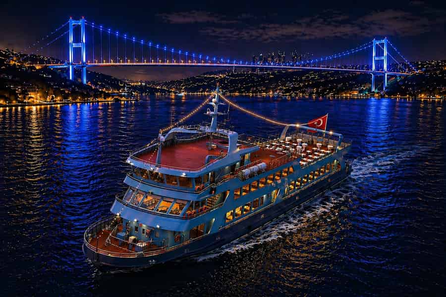 Istanbul: Bosporus-Dinner-Bootsfahrt & türkische Abendshow. Foto: GetYourGuide