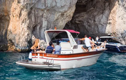 Von Amalfi aus: Kleingruppen-Bootsexkursion zur Insel Capri