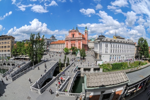 Lublana: spacer z przewodnikiem i przejażdżka kolejką linową do zamku w LublanieWspólny spacer z przewodnikiem i wspólna przejażdżka kolejką linową