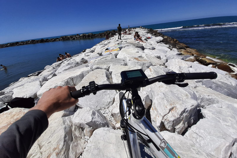 Pisa: Tour autoguiado al mar en E-Bike