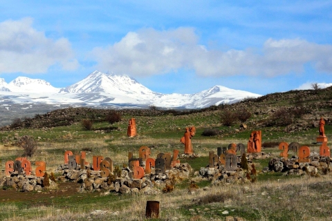 Arménie: excursion d'une journée à Amberd, Alphabet Alley et SaghmosavankArménie: excursion d'une journée à Amberd, au lac Kari et à Saghmosavank