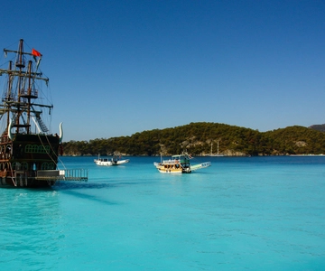 Fethiye: Ölüdeniz Pirate Boat with Swim Stops incl. Lunch