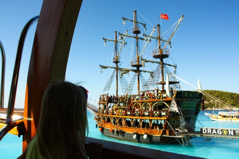 Ölüdeniz: crucero en barco pirata con paradas para nadar y almuerzo