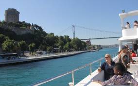Istanbul: Bosphorus and Black Sea Cruise with Lunch