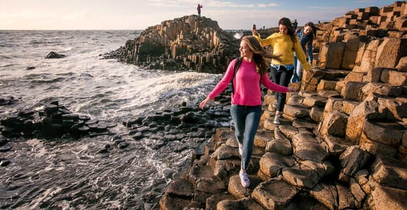 From Belfast: Giant&#39;s Causeway Guided Day Tour With Castles