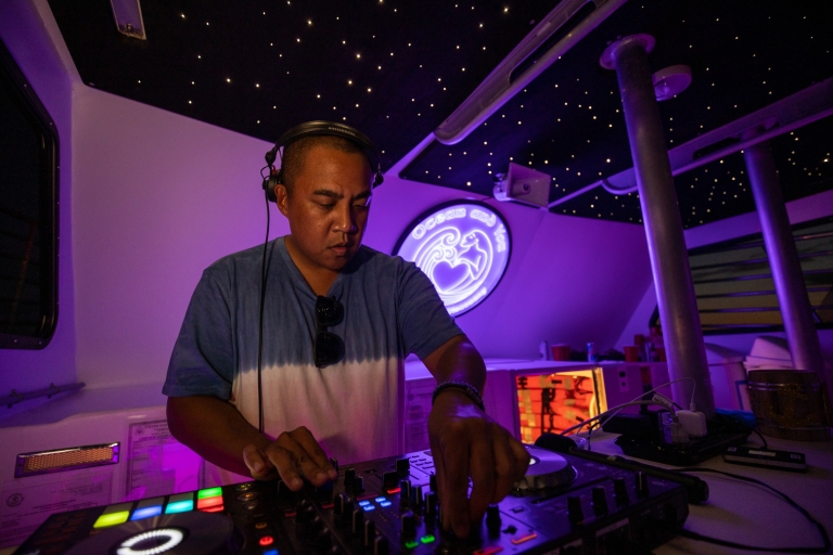 Oahu: croisière au coucher du soleil à Waikiki avec DJ en direct