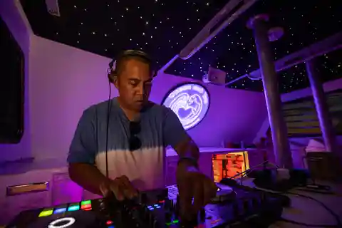 Oahu: crociera premium Waikiki Sunset Party con DJ dal vivo