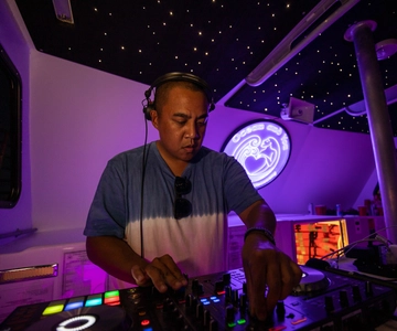 Oahu: Premium Waikiki Sunset Party Cruise with Live DJ