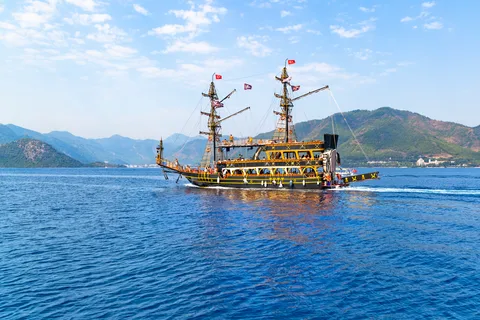Bodrum: Crociera in barca dei pirati con pranzo e bevande incluse