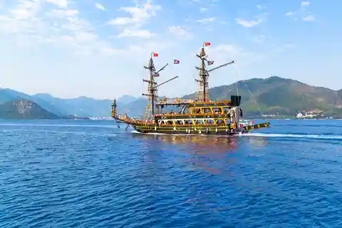 Bodrum: Pirate Boat Cruise incl. Lunch and Drinks