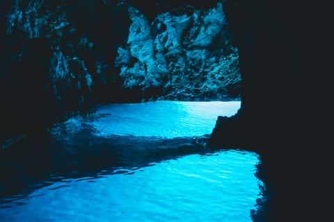 Depuis Trogir et Split : excursion Grotte Bleue et 5 îles