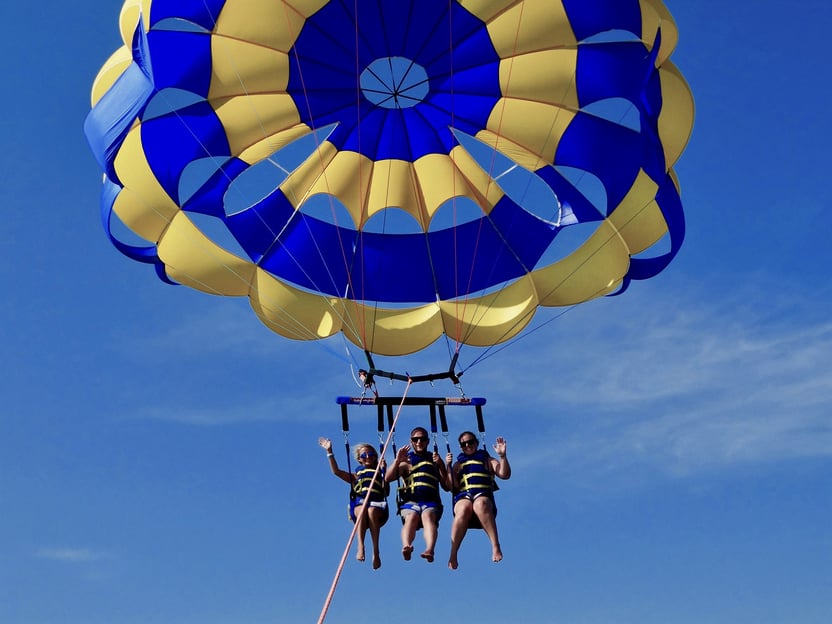 Barcelona: Parasailing-Erlebnis für kleine Gruppen