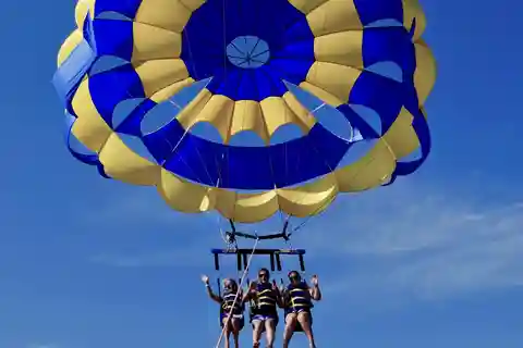 Barcelona: Parasailing-Erlebnis für kleine Gruppen