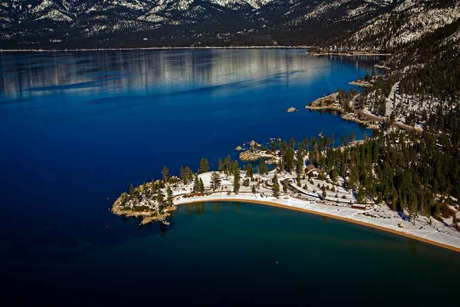 Lake Tahoe: Hubschrauberflug in Sand Harbor. Foto: GetYourGuide
