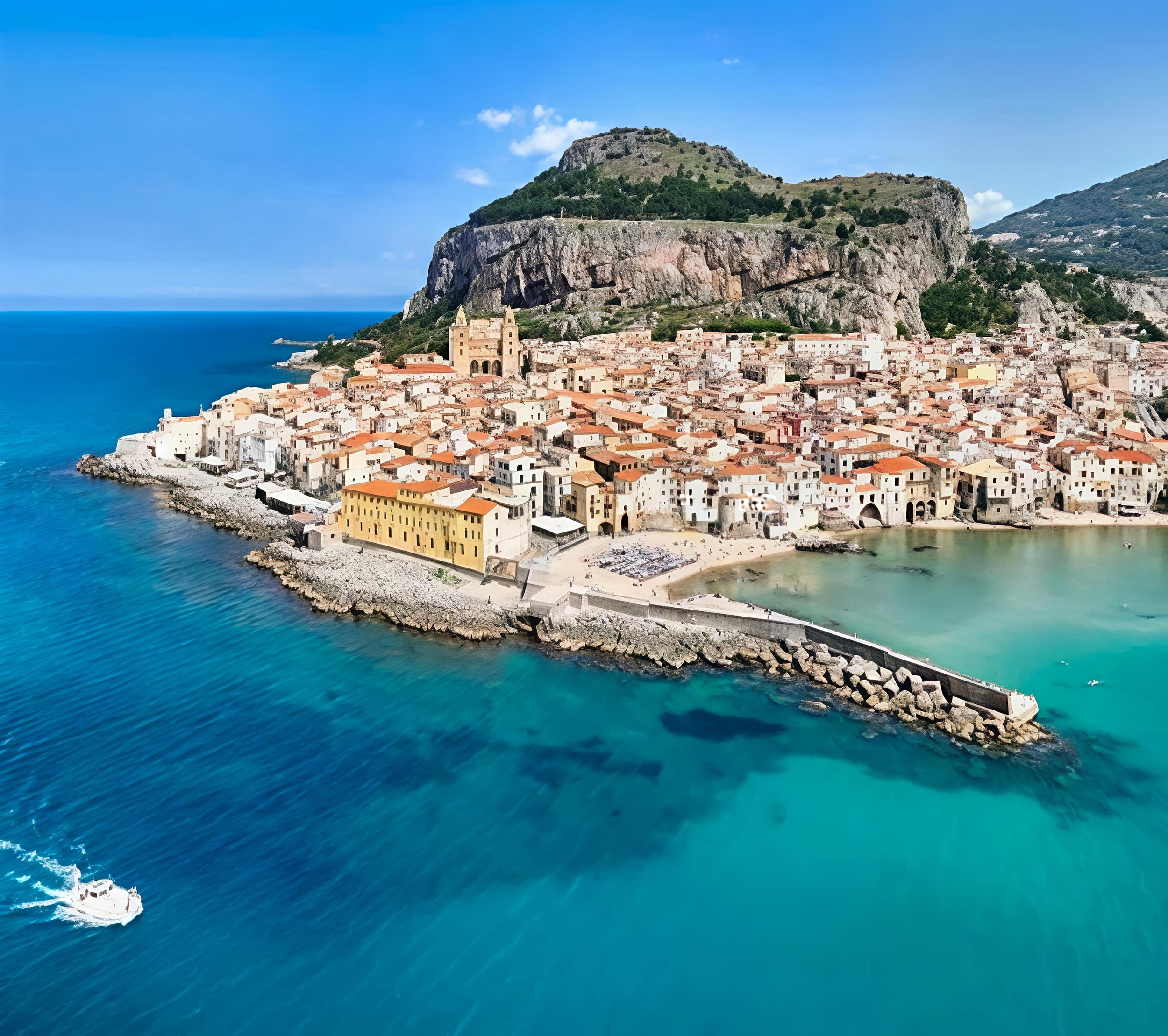 Cefalù: Mini-Yacht mit Schnorchelstopps, Höhlen und Aperitif