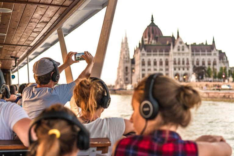 Budapest: Donau-Sightseeing-Bootsfahrt 24-Stunden-Ticket