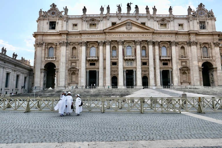 Rome: Guided Tour of St. Peter's Basilica with Dome Climb Group Tour in Spanish