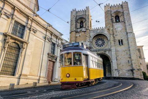 Tour privato di un'intera giornata a Lisbona: storia, vita locale e cibo