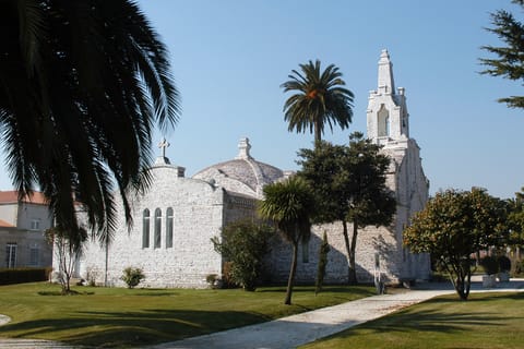 Rías Baixas: Boat Trip, Mussels, Wine, and Winery Visit Tour