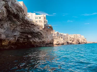 Polignano: Halbtägige Bootstour mit Getränken und Snacks