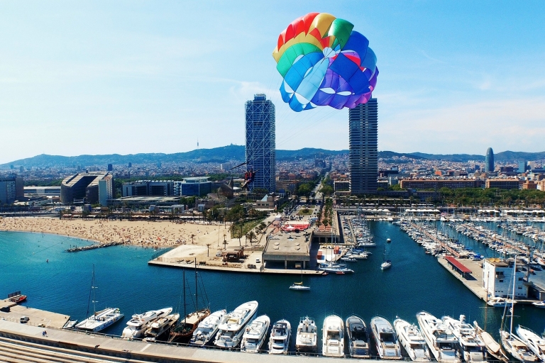 Barcelona: Doświadczenie parasailingu w małych grupach