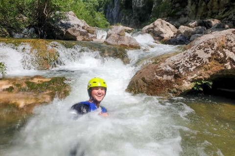 Ab Split: Canyoning-Tour am Fluss CetinaAb Zadvarje: Canyoning-Tour am Fluss Cetina