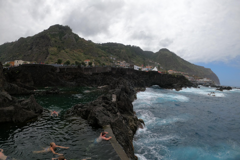 Excursión Privada a las Piscinas Naturales y Cascadas de Porto Moniz