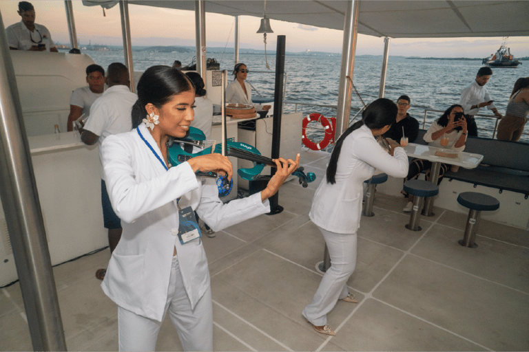 Cartagena: Sunset on Cartagena Bay aboard the Flamante Catamaran Cartagena: Sunset over Cartagena Bay aboard the Flamante Catamaran