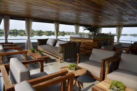 Cataratas Victoria: crucero de lujo de 2 horas por el río Zambezi al atardecerCataratas Victoria: cubierta de lujo con crucero al atardecer en el río Zambezi