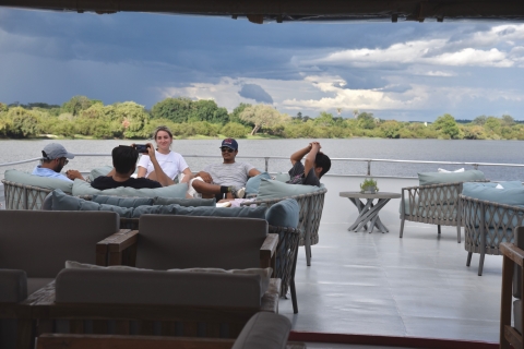 Wodospady Wiktorii: 2-godzinny luksusowy rejs po rzece Zambezi po zachodzie słońcaWodospady Wiktorii: Sunset Cruise Luxury Deck na Zambezi Riv