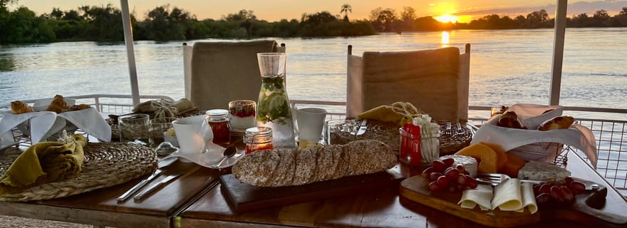 Victoria Falls : Croisière privée au lever du soleil avec petit-déjeuner
