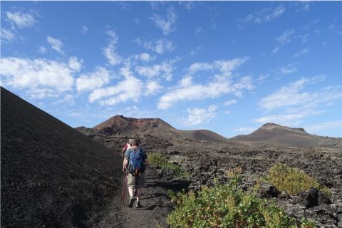 Camina por los paisajes volcánicos de Timanfaya