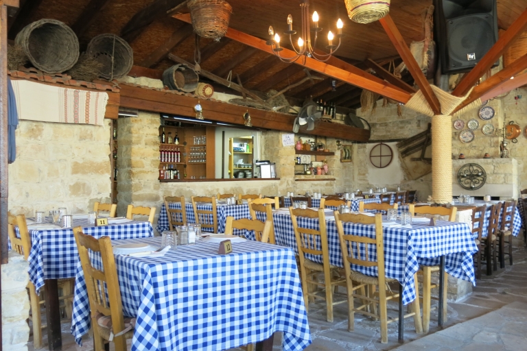 Chipre: tour gastronómico y de cata de vinos en la montaña de Troodos con almuerzoDesde Paphos: Troodos Villages Food & Wine Tour con un local