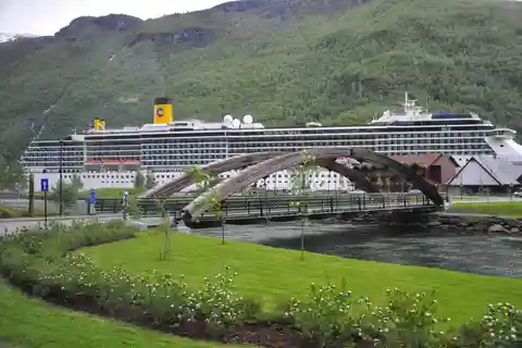 Flåm: Stegastein, Stalheim, and Gudvangen Scenic Coach Tour