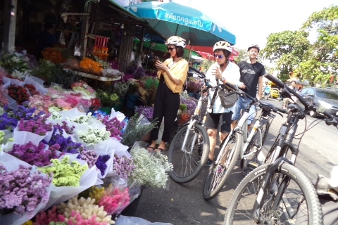 Paseo en bicicleta por la cultura de la ciudad de Chiang Maigrupo pequeño