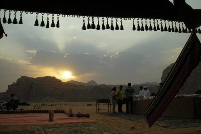 Tour Privado de Dos Días Explorando Petra, Wadi Rum y el Mar MuertoTienda Marciana | Guía y Entrada