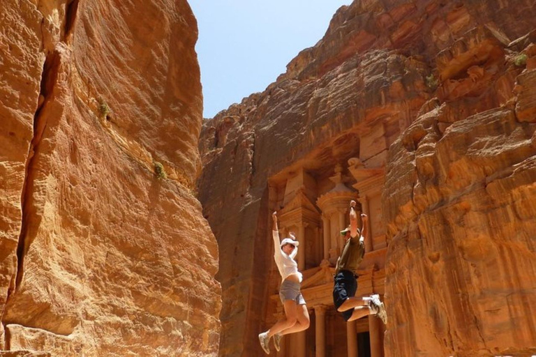 Tour Privado de Dos Días Explorando Petra, Wadi Rum y el Mar MuertoTienda Marciana | Guía y Entrada